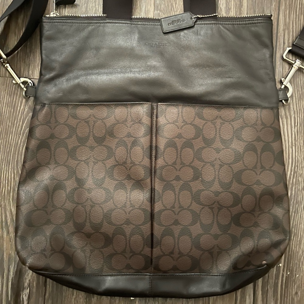 Coach tote bag in brown and black signature